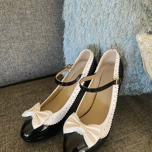 Lolita style black and white pumps 🖤